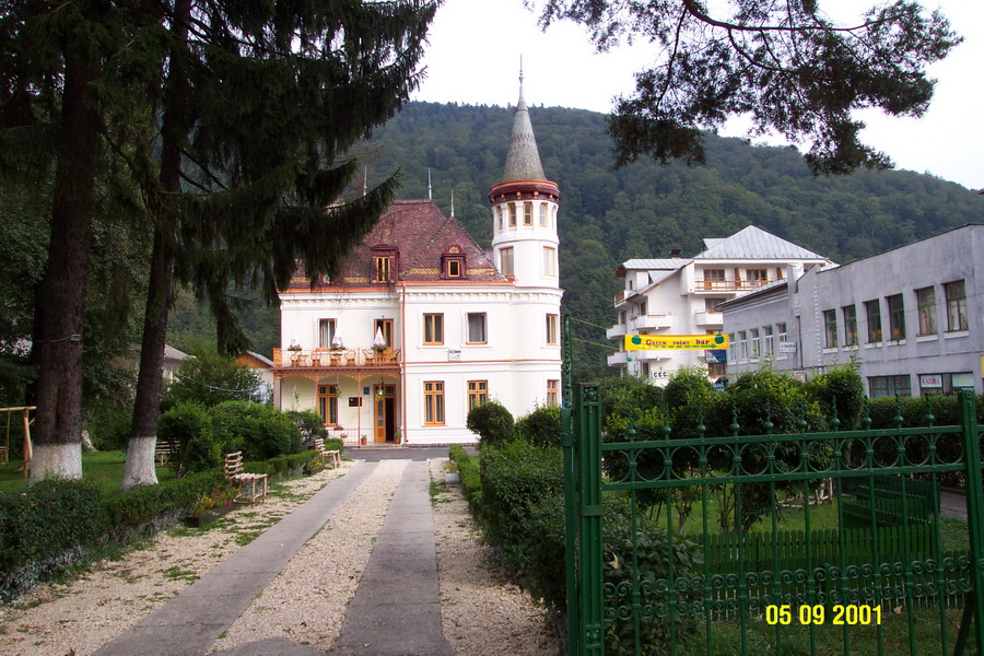 2001-09-05 16-11-18.JPG - Sinaia